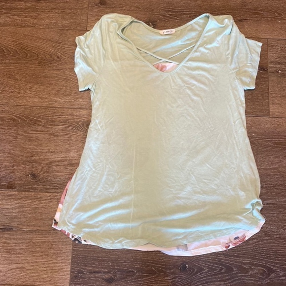 Viamor mint green‎ and floral medium top